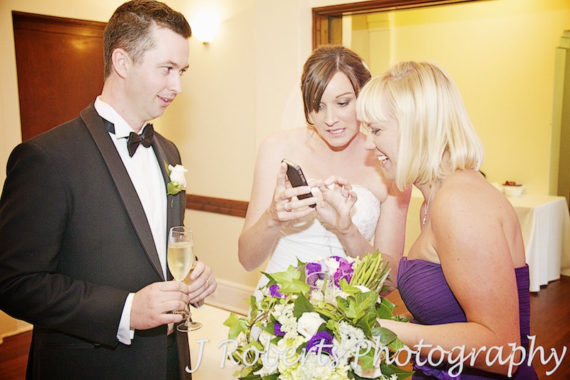 bride tweeting that she's married - wedding photography sydney